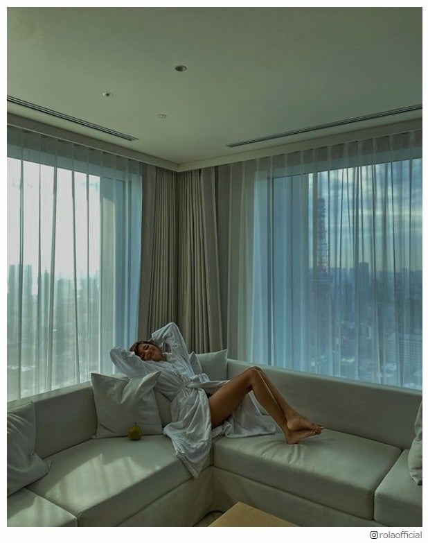 ローラ、バスローブ姿で美脚披露「スタイル良すぎ」と反響