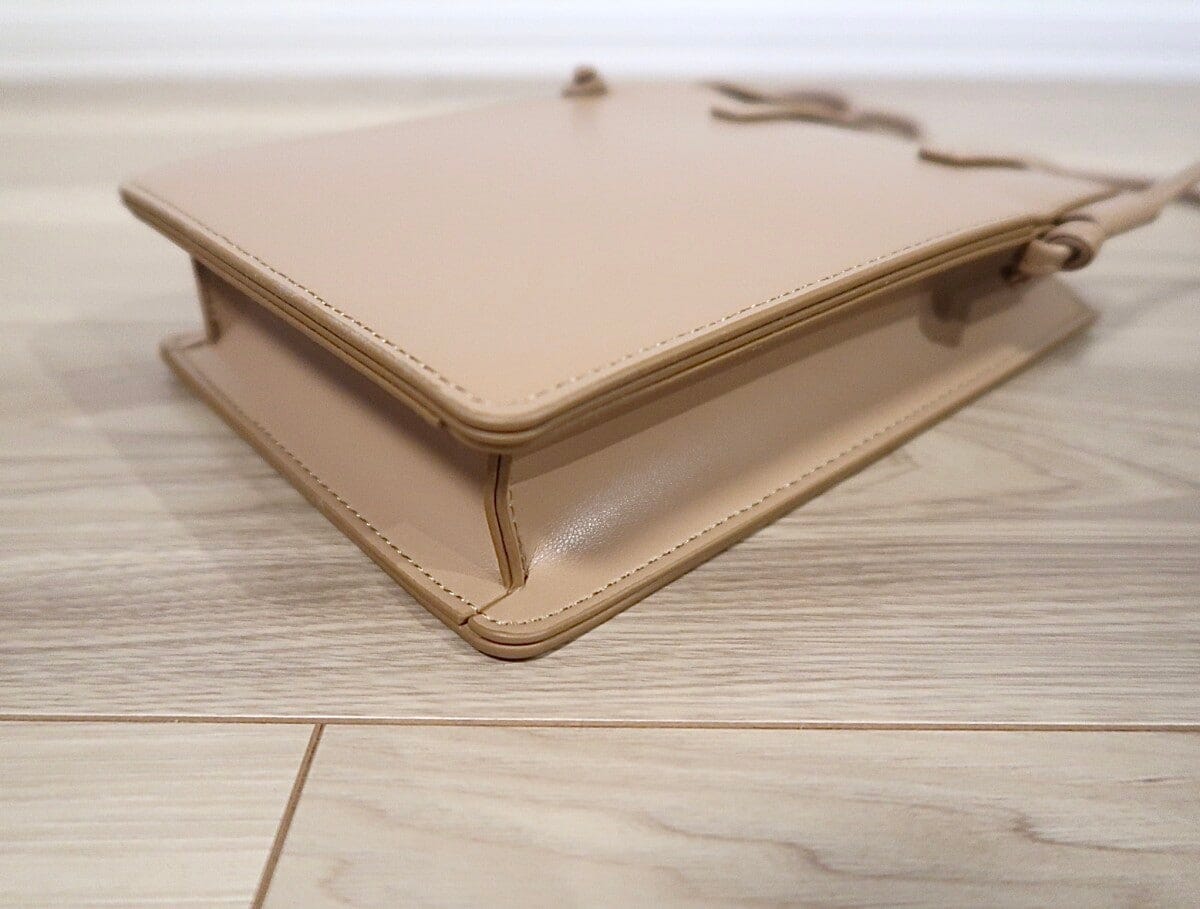 約4.5cmのマチ幅があって、物が入れやすい