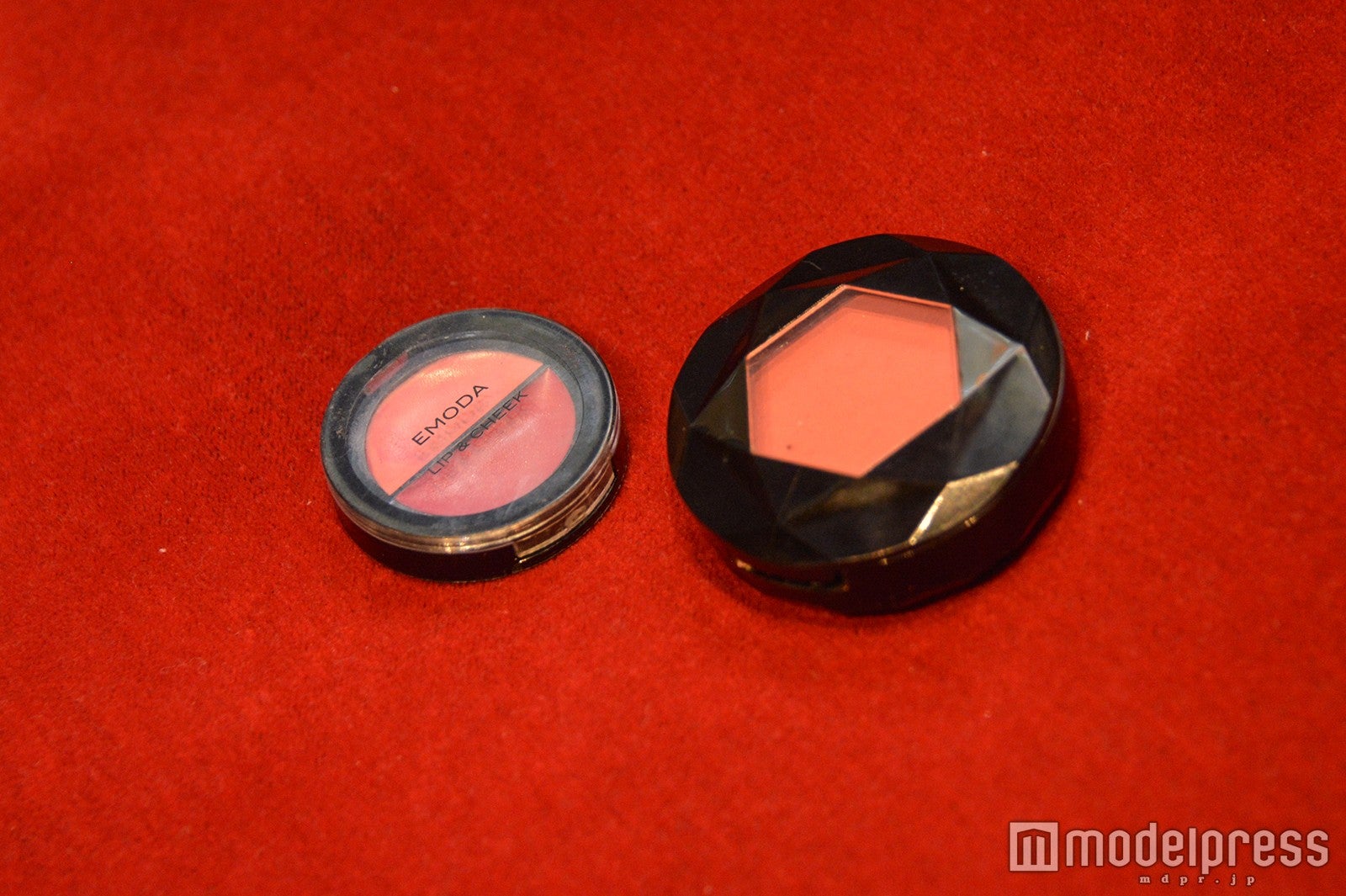 Miiのチークはクリーム→パウダーの順に頬から斜め上にかけて入れる／（左から）
・EMODAコスメティクス チーク&リップ（雑誌付録）
・エンジェルハートソフトパウダーチークス アプリコットオレンジ（C）モデルプレス
