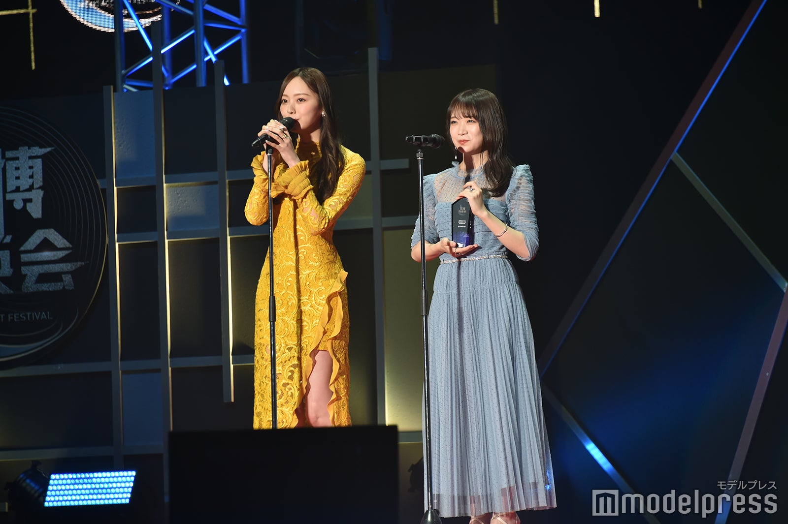 梅澤美波、秋元真夏（C）モデルプレス