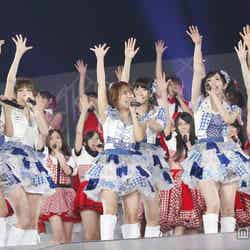 AKB48（東京ドームコンサート「AKB48 in TOKYO DOME ～1830mの夢～」千秋楽より（C）AKS