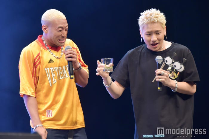 罰ゲームを受ける関口メンディー、小森隼(C)モデルプレス