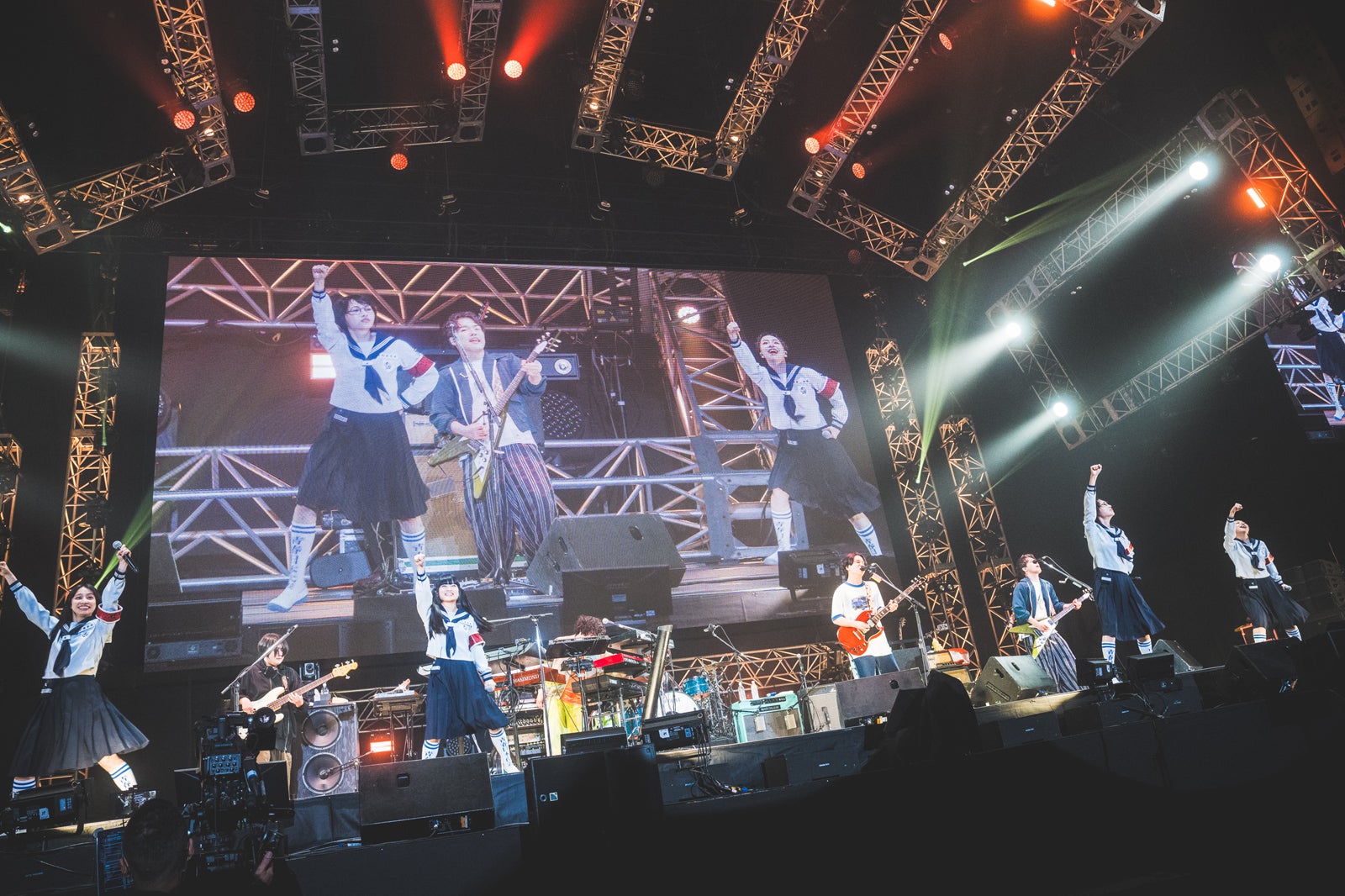 マカロニえんぴつ、新しい学校のリーダーズ（C）ハタサトシ／高田梓／ヨシモリユウナ