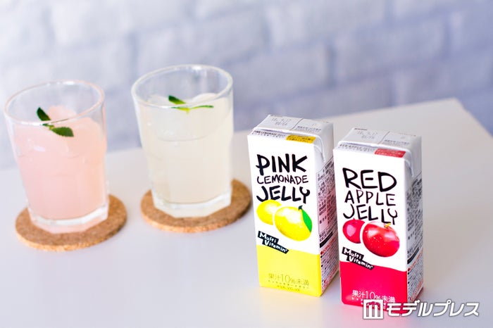 ピンクのゼリーが「PINK LEMONADE JELLY」、黄色のゼリーが「RED APPLE JELLY」(C)モデルプレス