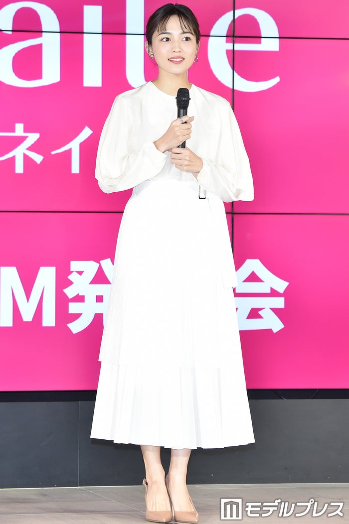 ウエスト部分のベルトでスタイルアップ効果を狙って（C）ビューティーガール