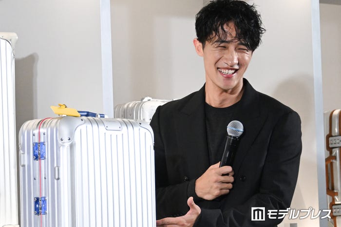 自分でカスタムしたスーツケース「岩本モデル」を報道陣に紹介する岩本照(C)モデルプレス