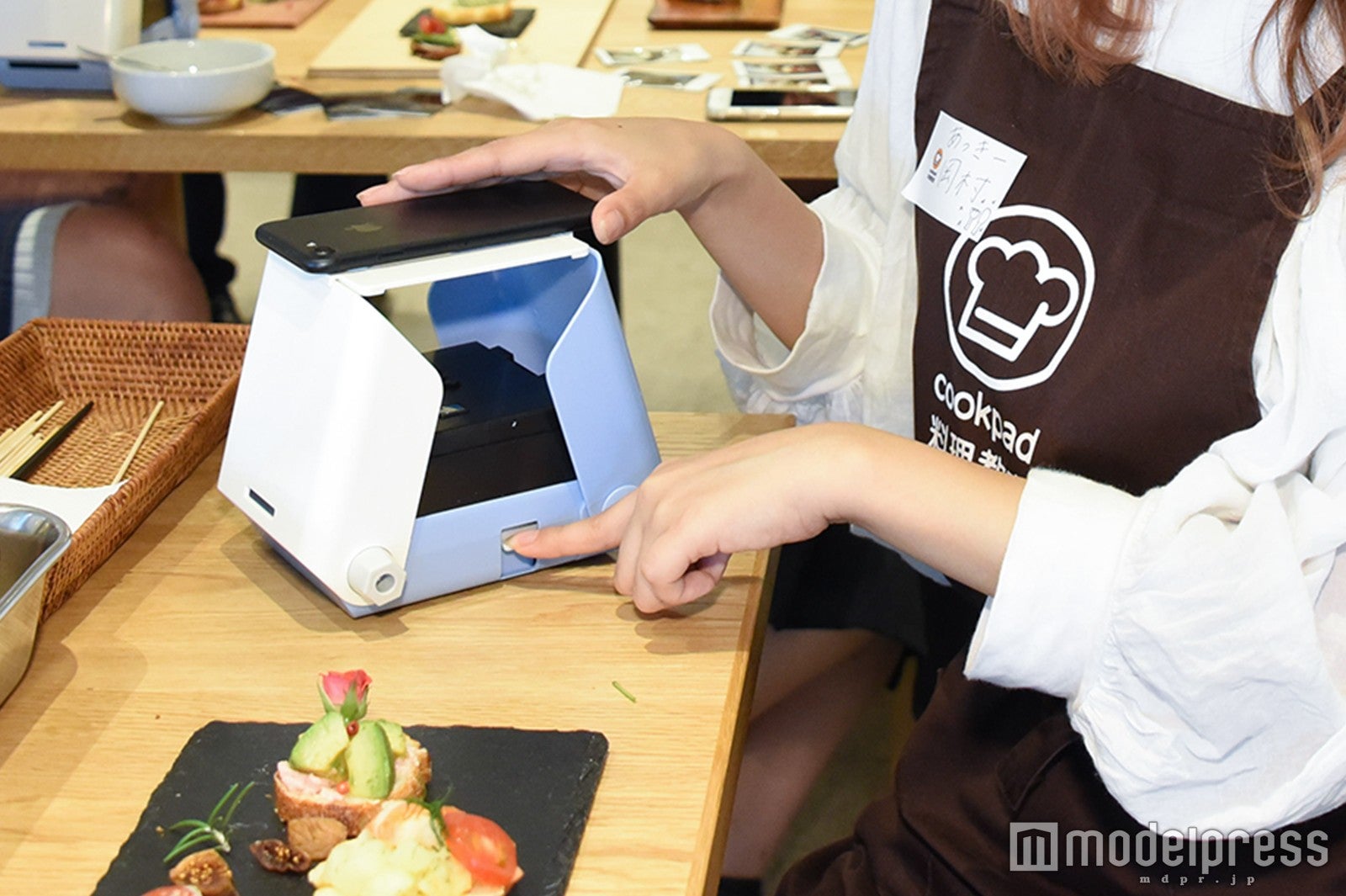 スマホを置いてシャッターを押す（C）モデルプレス