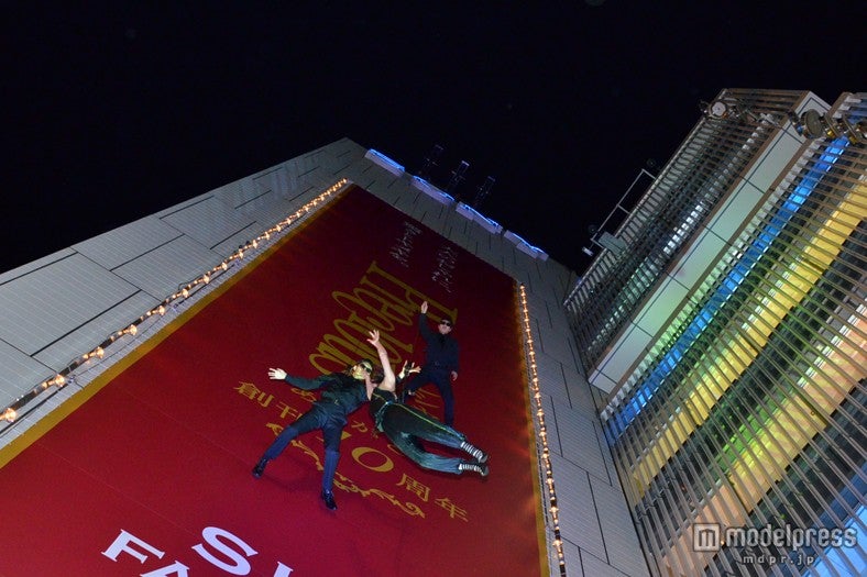 空中ファッションショーの様子