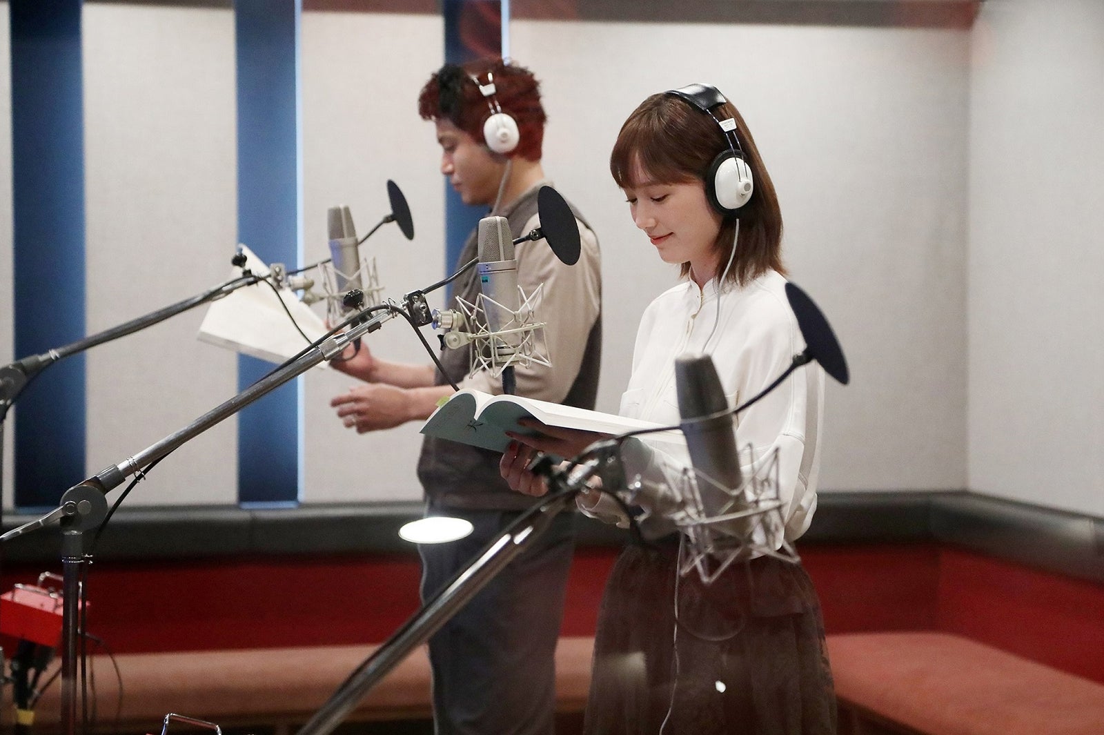 本田翼（手前） （C）2019「天気の子」製作委員会