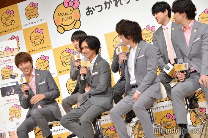 わちゃわちゃとしたトークを展開する関ジャニ∞(C)モデルプレス