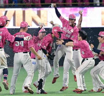 楽天・吉井監督「私はただ邪魔しないようにしてただけ」就任後初勝利 黒川決めた！延長十二回サヨナラ「本当、選手が頑張った」