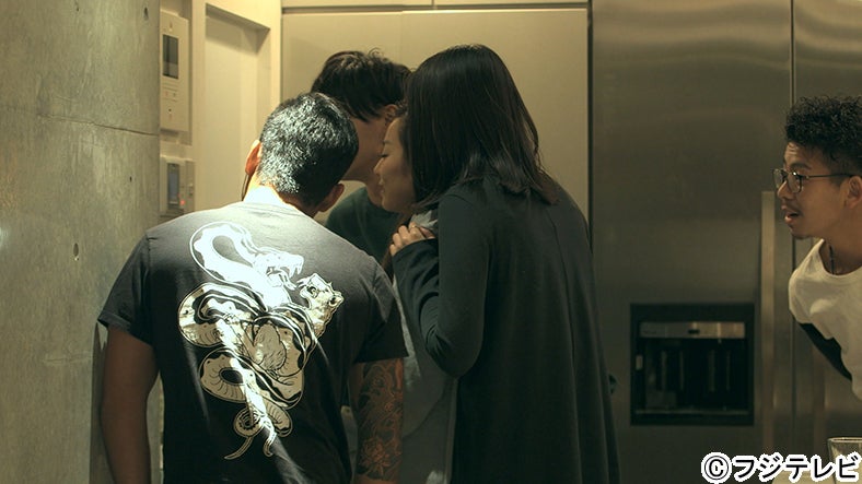 新メンバーを待ち構えるメンバー『TERRACE HOUSE BOYS ＆ GIRLS IN THE CITY』10th WEEK（C）フジテレビ／イースト・エンタテインメント