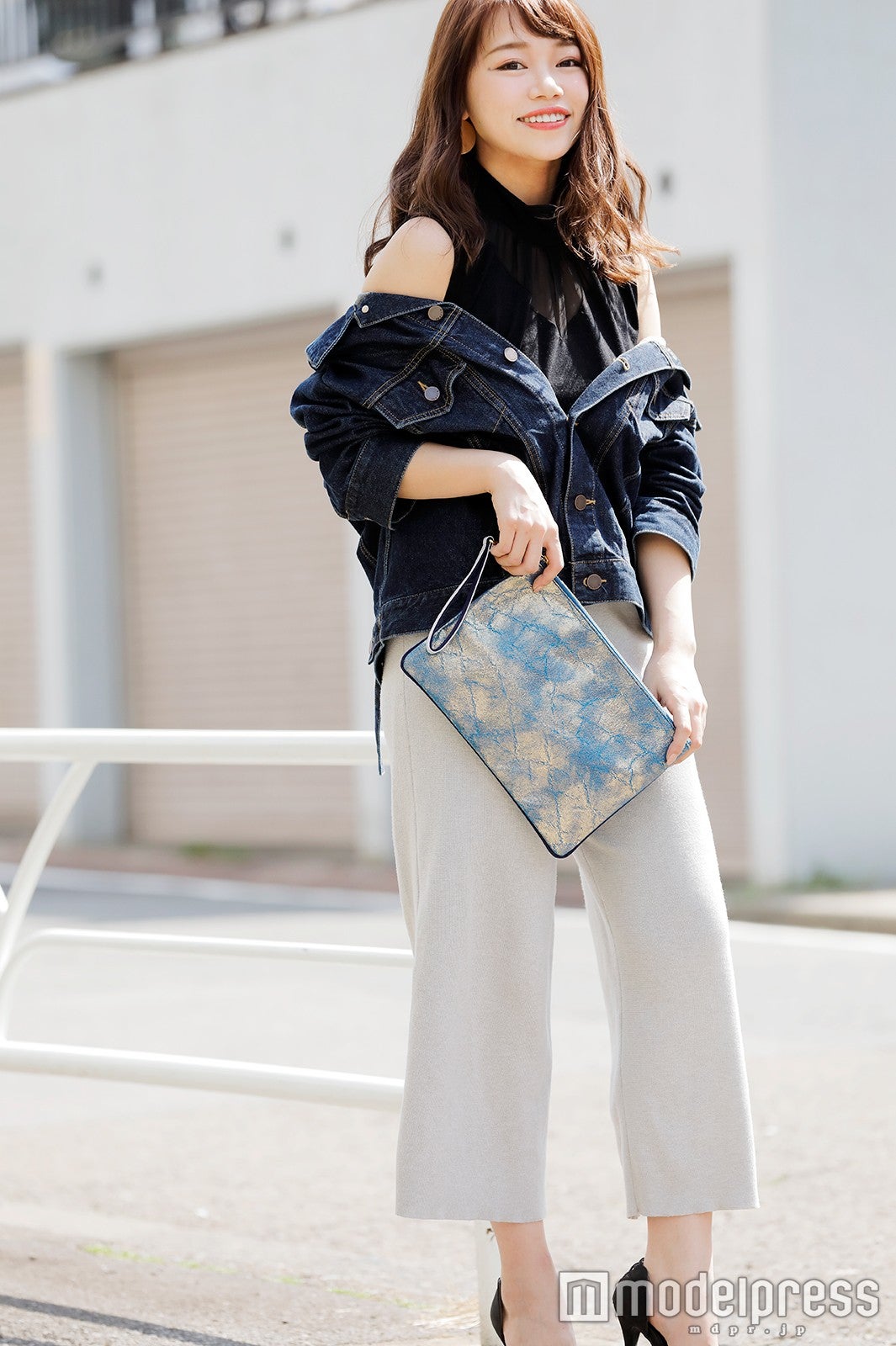 『stillness』を裏返すと箔加工も楽しめる（C）モデルプレス