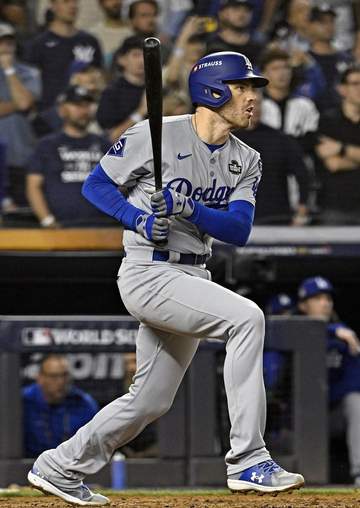 ドジャース フリーマンが大谷翔平にニッコニコでタッチ 先制2ランで胸アツシーン パワー誇示のポーズに笑み止まらず