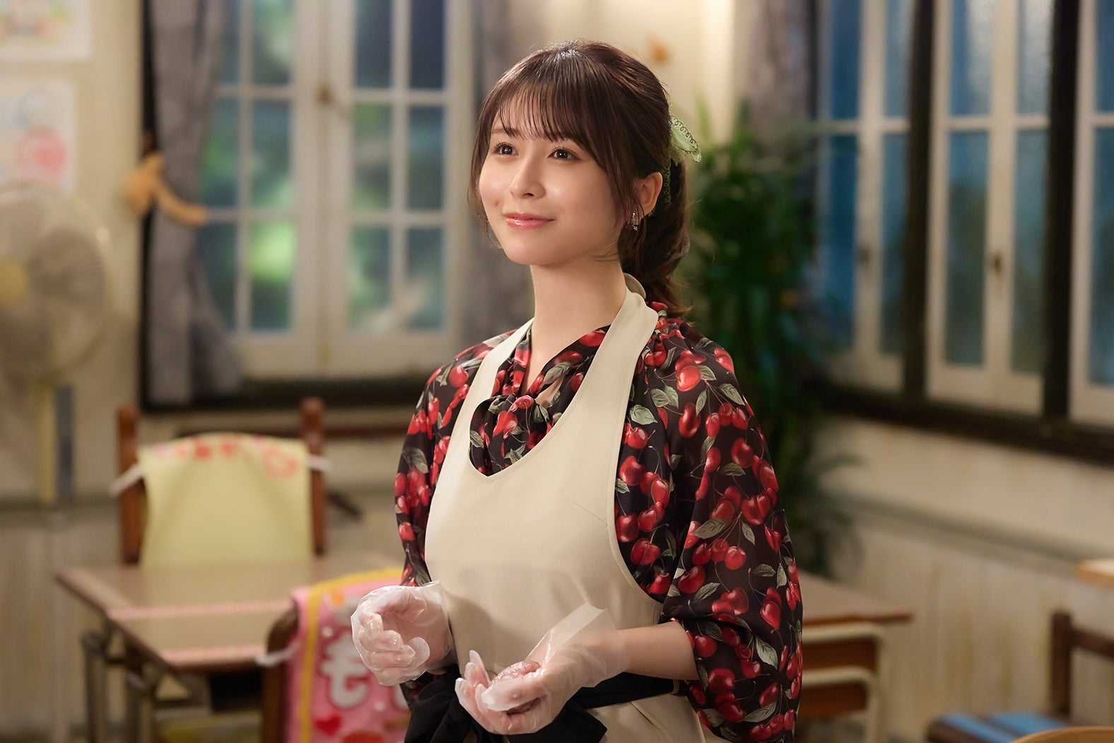 長濱ねる「10回切って倒れない木はない」第4話（C）日本テレビ
