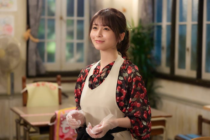 長濱ねる「10回切って倒れない木はない」第4話(C)日本テレビ