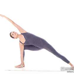 スロウフロウヨガを実践するKelly／「yoga JOURNAL」12／1月号より／画像提供：セブン＆アイ出版