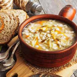 麦のプチプチとした食感と細かく刻んだ野菜のやさしい甘みが広がる、ヨギーニ向けの「マクロビスープ」/画像提供:ヨガタウン