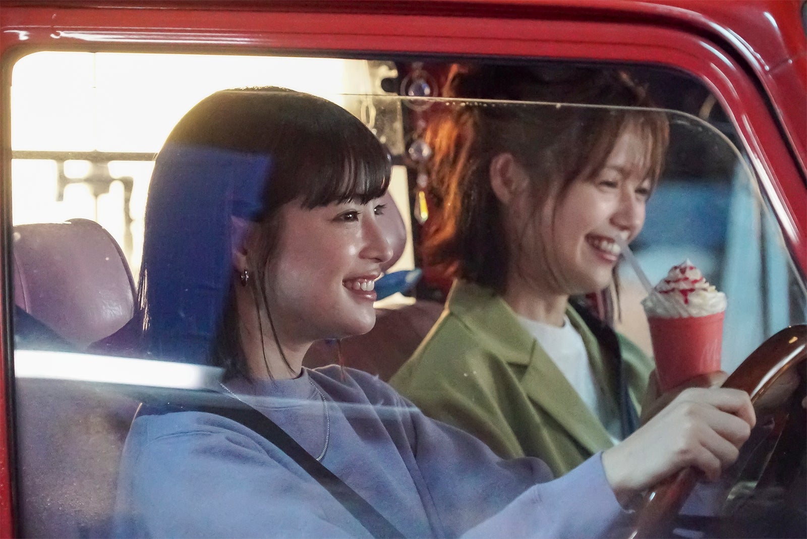 広瀬すず、宮崎あおい／新TVCM「マックカフェ寄り道マック 夜のドライブ」篇より（提供写真）