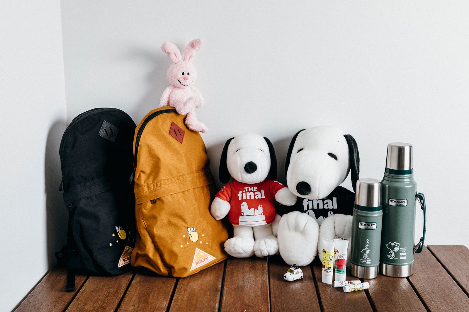 STANLEY クラシック真空ボトル※画像右端（1L 8,000円/470ml 5,800円）（C）Peanuts Worldwide LLC