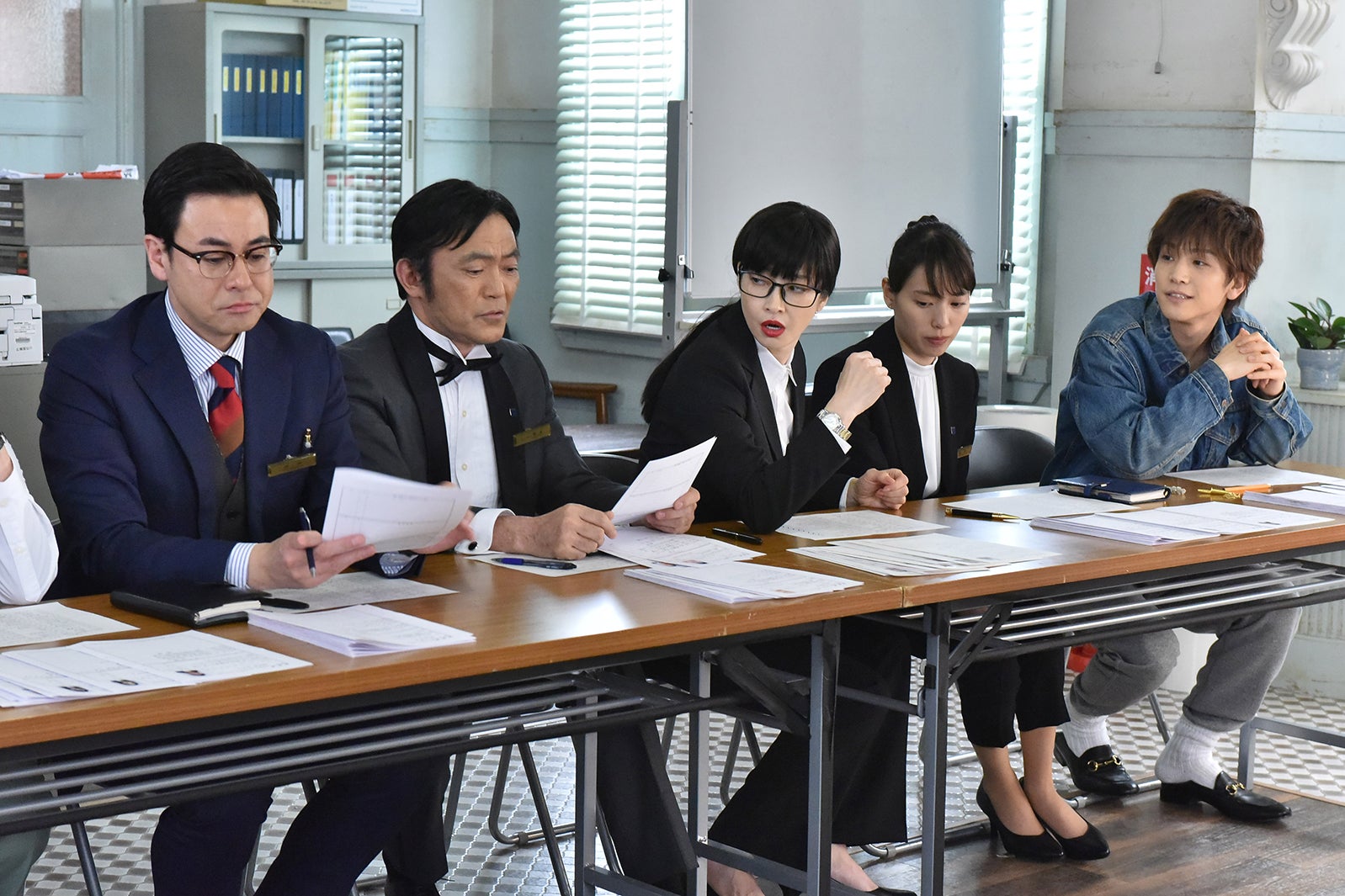 鈴木浩介、りょう、渡辺いっけい、りょう、戸田恵梨香、岩田剛典／「崖っぷちホテル！」第4話より（C）日本テレビ