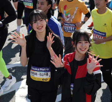 【大阪マラソン】人気歌手にアイドルも！間寛平は吉村知事も爆笑の変装姿 一般の部で著名人が続々スタート