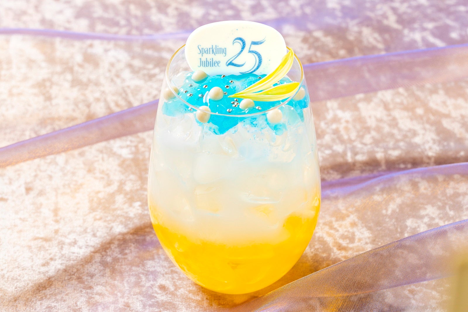 東京ディズニーシー・ホテルミラコスタ シルクロードガーデン 東京ディズニーシー25周年 “スパークリング・ジュビリー”スペシャルドリンク ￥1,600 期間：4月8日（水）～6月30日（火）（C）Disney