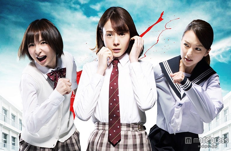 （左から）篠田麻里子、トリンドル玲奈、真野恵里菜（C）2015リアル鬼ごっこ学級委員会