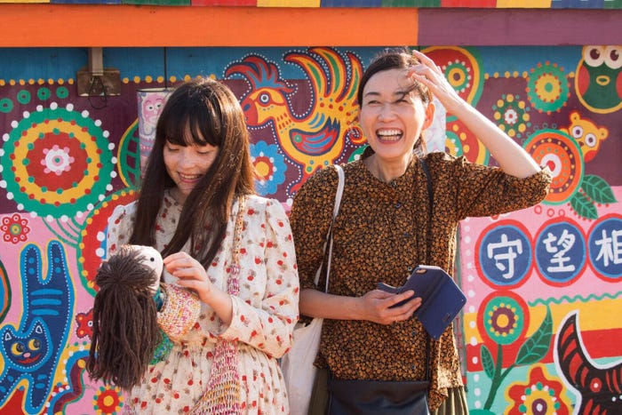 (左から)モトーラ世理奈、大島葉子(C)映画「恋恋豆花」製作委員会