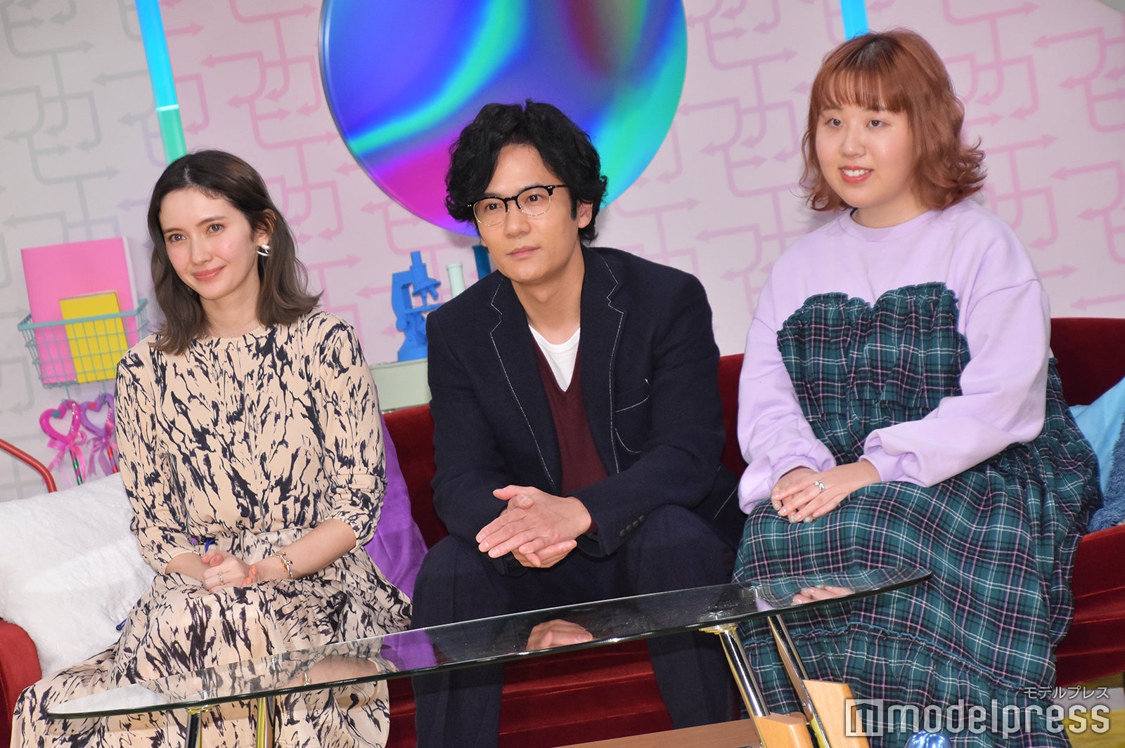 狭そうなソファに座る3人（左から）市川紗椰、稲垣吾郎、そわんわん（C）モデルプレス