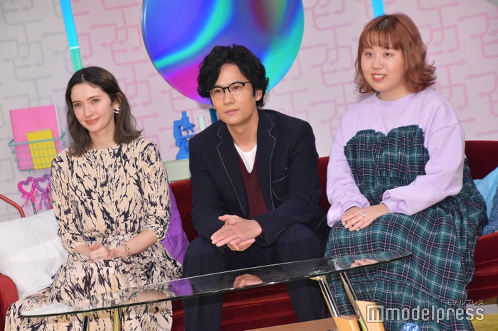 狭そうなソファに座る3人(左から)市川紗椰、稲垣吾郎、そわんわん(C)モデルプレス
