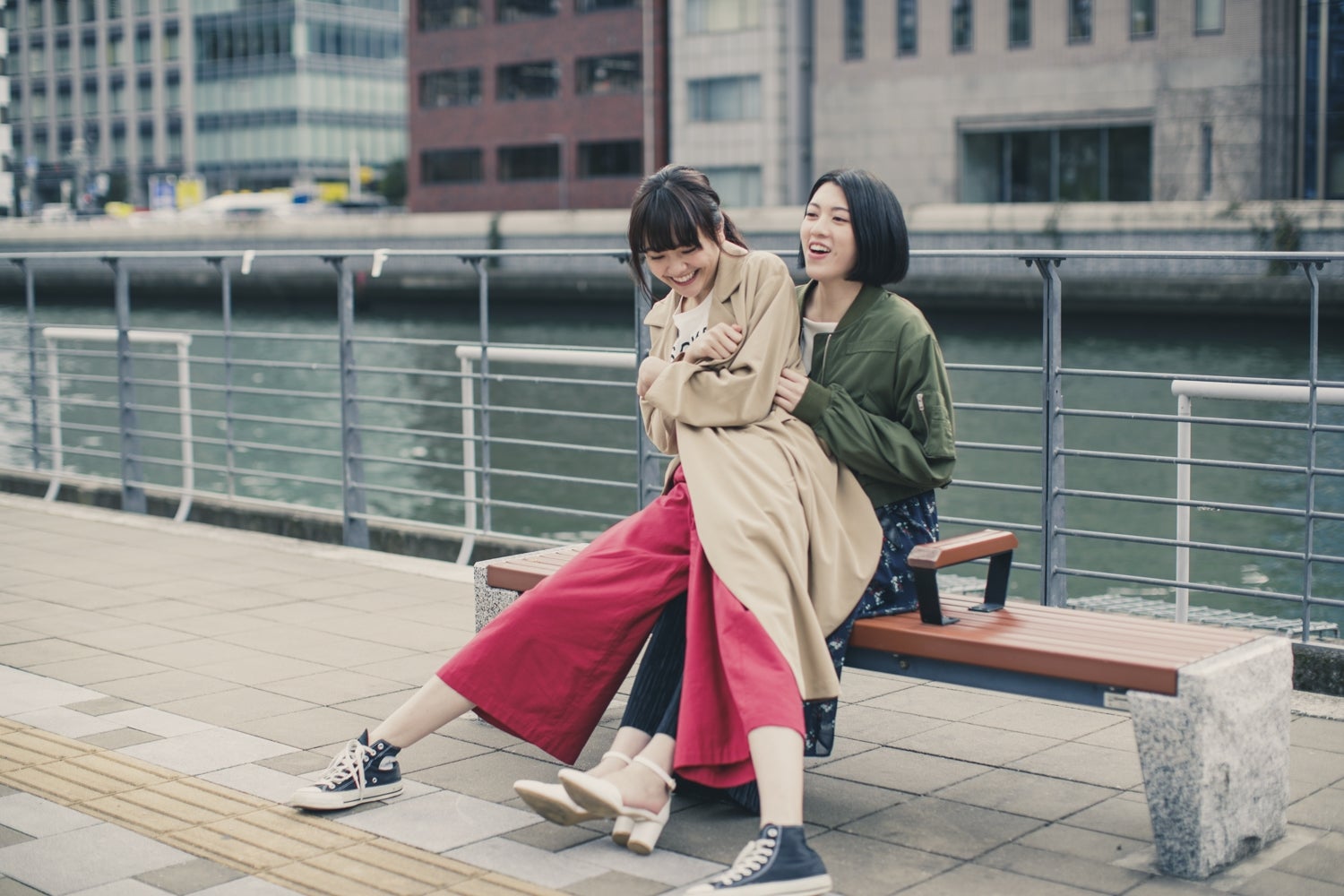 三吉彩花＆松井愛莉のオフショットが到着（写真提供：所属事務所）