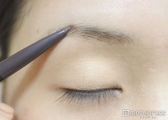 眉山のてっぺんに目印をつける／写真・MAKO（C）モデルプレス