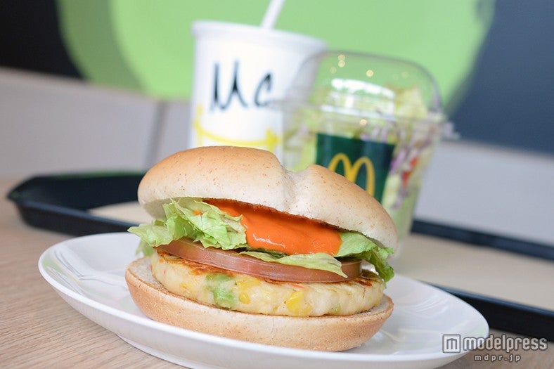 バーガーセットで“310kcal”の低カロリーを実現／（ベジタブルチキンバーガー、サイドサラダ、爽健美茶を選択の場合）