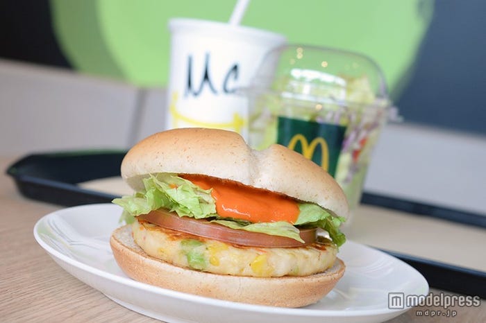 バーガーセットで“310kcal”の低カロリーを実現/(ベジタブルチキンバーガー、サイドサラダ、爽健美茶を選択の場合)