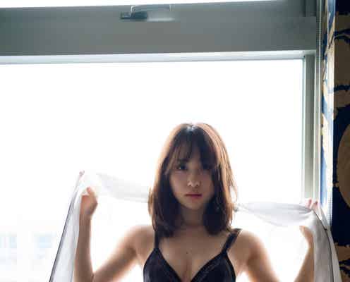 AKB48高橋朱里、新たなランジェリーカット公開 美腹筋にも注目<曖昧な自分>