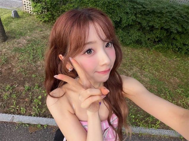 NiziU ミイヒ、ピンクメイク＆衣装が可愛すぎるMVオフショットにファン悶絶「天使がおる」