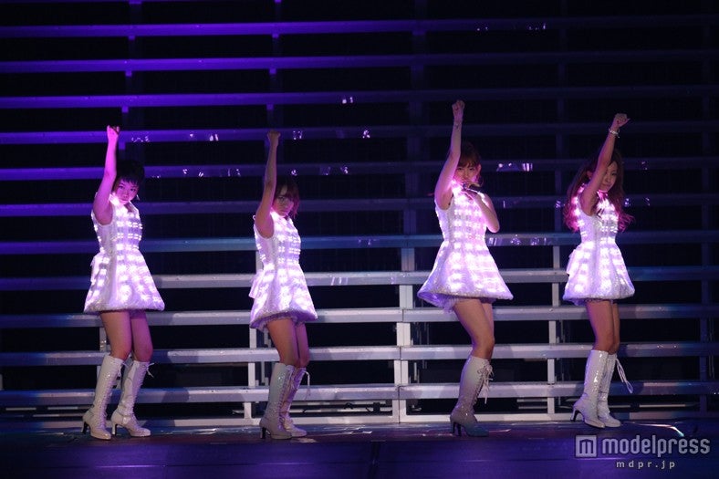 （左から）峯岸みなみ、高橋みなみ、小嶋陽菜、板野友美／AKB48 2013真夏のドームツアー～まだまだ、やらなきゃいけないことがある～」大阪公演2日目より（C）AKS