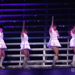 （左から）峯岸みなみ、高橋みなみ、小嶋陽菜、板野友美／AKB48 2013真夏のドームツアー～まだまだ、やらなきゃいけないことがある～」大阪公演2日目より（C）AKS