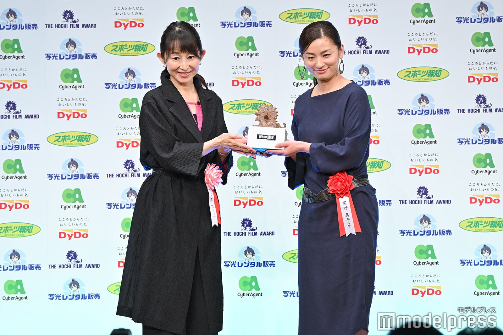 松本志のぶ、尾野真千子（C）モデルプレス