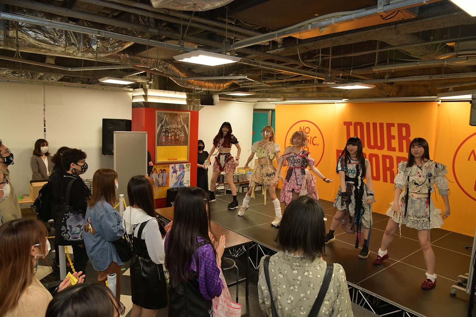 「ZOC BIBLE（ゾックバイブル）」の発売記念サイン本お渡し会の様子（提供写真）