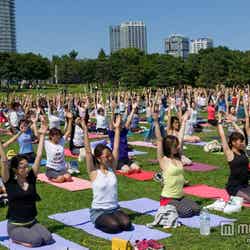 開放的な芝生でヨガ体験/画像提供:ヨガタウン