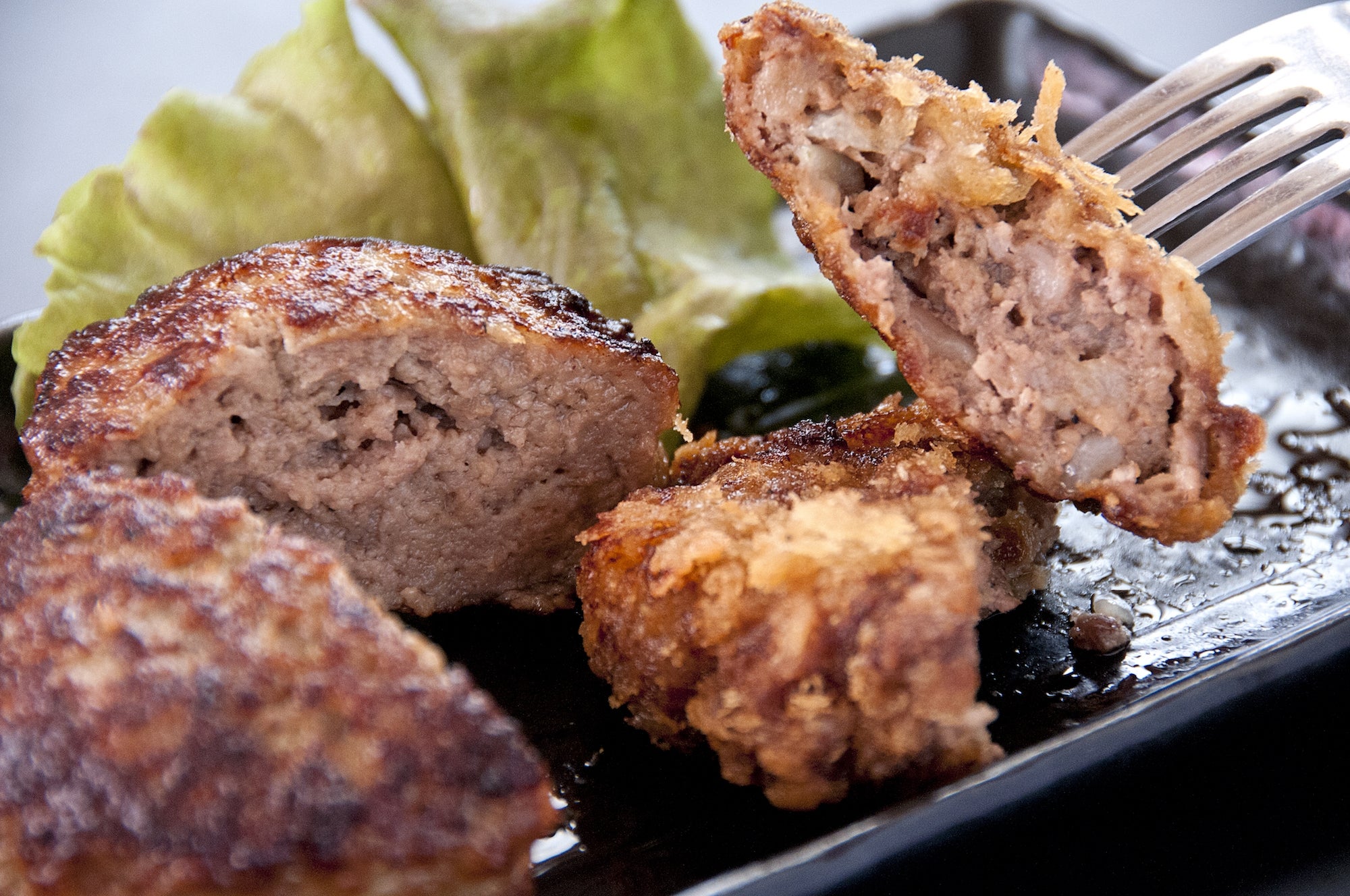 「肉屋 格之進 F」格之進こだわりのハンバーグ＆メンチカツ／画像提供：AATJ