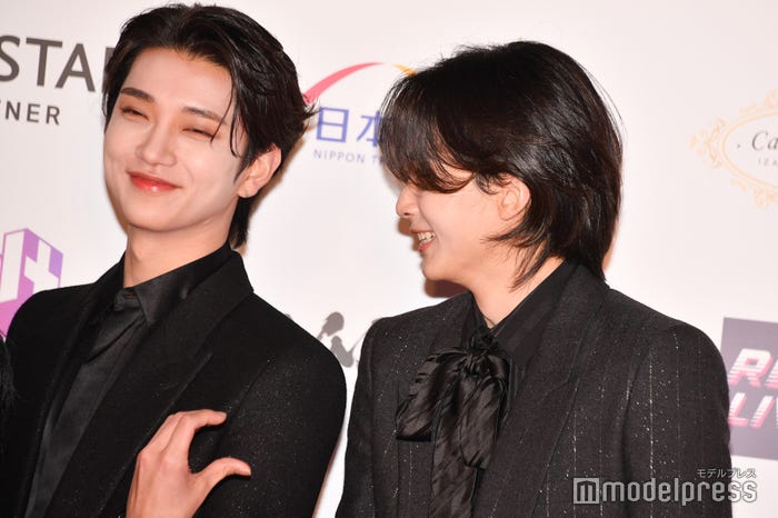 ハート作って照れ笑いするジョシュアとジョンハン(C)モデルプレス