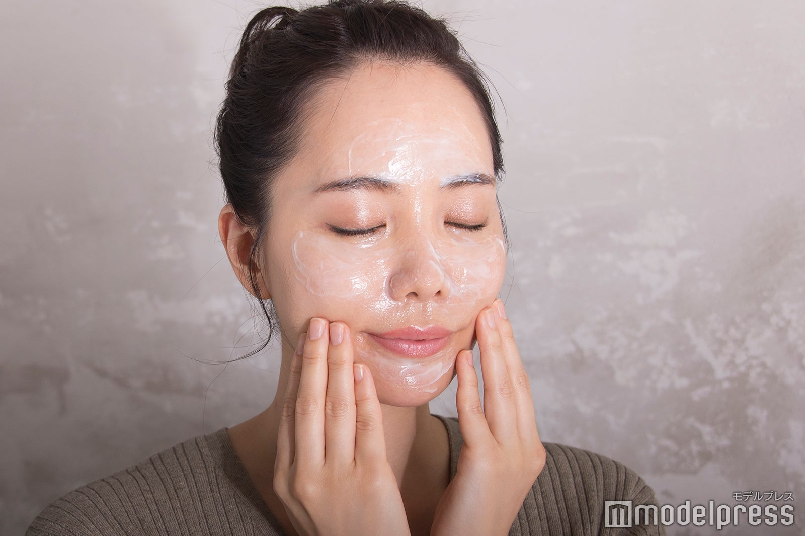 両手で包み込むようにマッサージ（C）モデルプレス