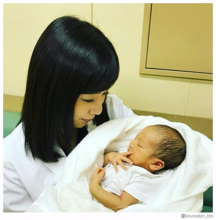 松岡茉優 赤ちゃん抱く姿に反響 コウノドリ クランクインで おかえり 待ってた の声 モデルプレス