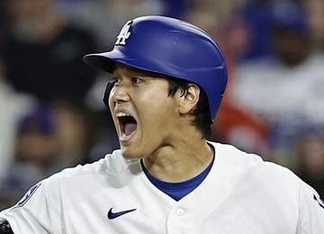 大谷翔平、バットを飛ばし苦笑い 珍事にスタンドどよめく フルスイングして手から離れ一塁側防球ネットに当たり転がる 解説者驚き「初めて見ましたね」