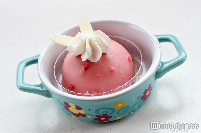 ストロベリームースケーキ、スーベニアキャセロール付き880円(C)モデルプレス