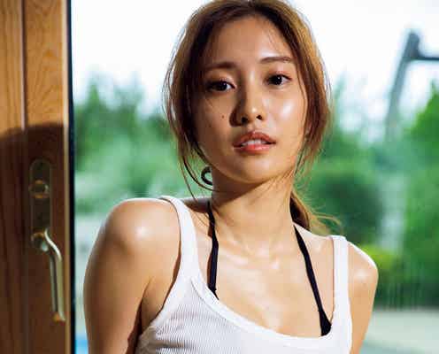 佐野ひなこ、タンクトップ姿でみせるくびれボディにうっとり
