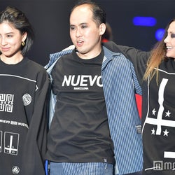 トレエン斎藤司、土屋アンナ&ラブリと肩組み“両手に花”状態 クールからのコミカルなランウェイ<TGC2018S/S>